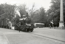 160518 Afbeelding van de stoomlocomotief nr. 1805 (serie 1700/1800) van de N.S. met een trein op de wegkruising bij de ...